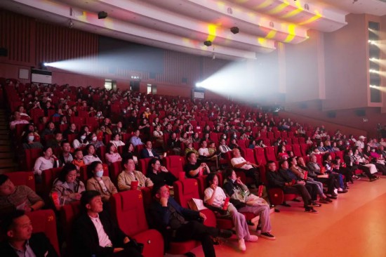 梨花飄香賀百年——慶祝中華全國總工會成立100周年二人轉專場演出璀璨綻放